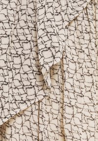 Tessuto beige con un motivo astratto testurizzato in marrone scuro, con elementi di design a strati e una finitura morbida.