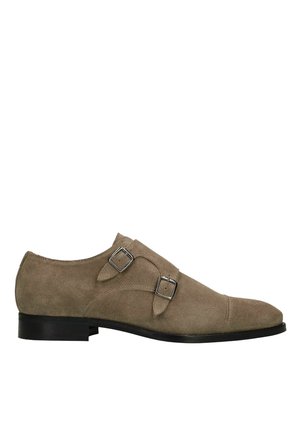 Beige suède herenschoen met dubbele monkstrap, twee zilverkleurige metalen gespen en zwarte zool, getoond in zijprofiel van rechts.