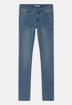Jean denim bleu clair slim-fit avec légère décoloration, fermeture devant par bouton et zip, design cinq poches.