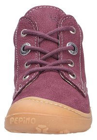 Botte enfantine en daim violet avec coutures crème, bout rond, semelle en caoutchouc, lacets croisés à travers des œillets métalliques, vue de face.