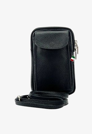 Zwarte gestructureerde leren schoudertas met voorvakflap, ritssluiting, lange strap en een klein Italiaanse vlag ritscharme.