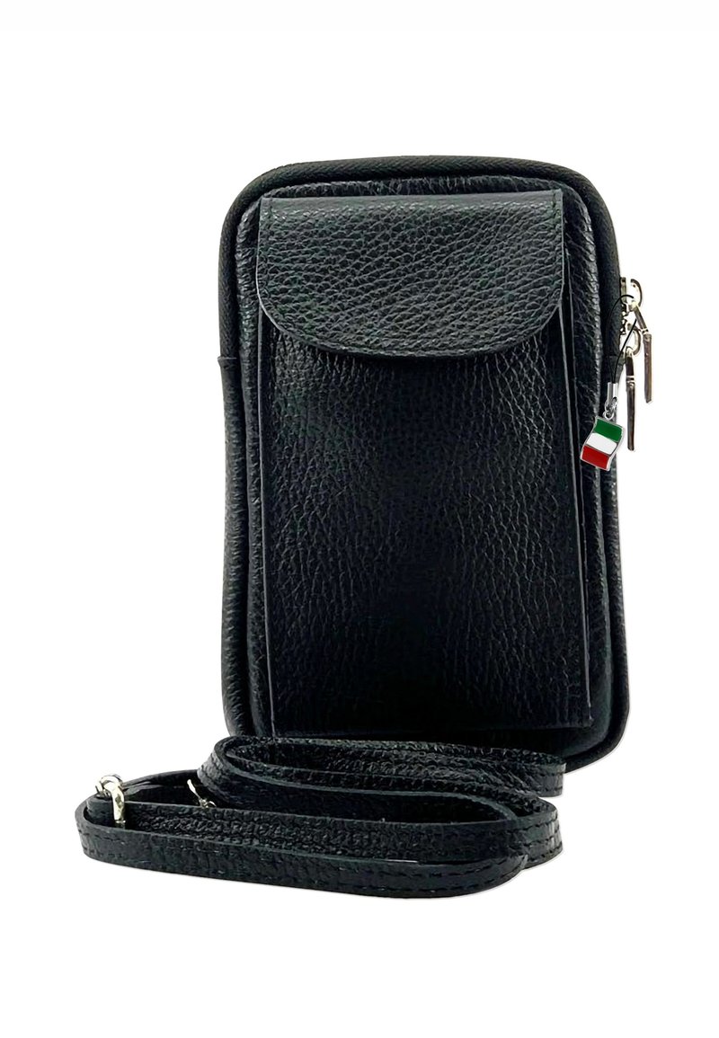 Zwarte gestructureerde leren schoudertas met voorvakflap, ritssluiting, lange strap en een klein Italiaanse vlag ritscharme.