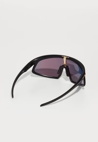 Ochelari de soare sport negri cu lentile cu un gradient întunecat, accente de aur pe punte și brațe de cadru elegante și curbate. Finisaj mat texturat.