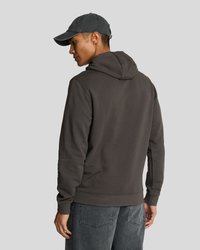 Haut à capuche gris foncé avec cordon de serrage, manches à poignets et ourlet côtelé ; porté avec une casquette sombre assortie ; affiché de l'arrière.