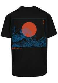 Juoda marškinėliai su mėlyna bangų grafika ir dideliu raudonu saule, su japonų kalbos tekstu ir dekoratyviniais elementais kontrastingomis spalvomis.