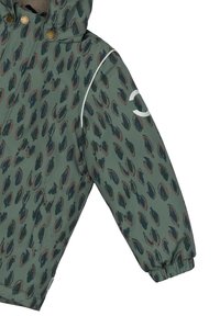 Grøn vandtæt jakke med et bladmønster i mørke og lyse nuancer, med hætte, elastiske manchetter og en sidelomme.