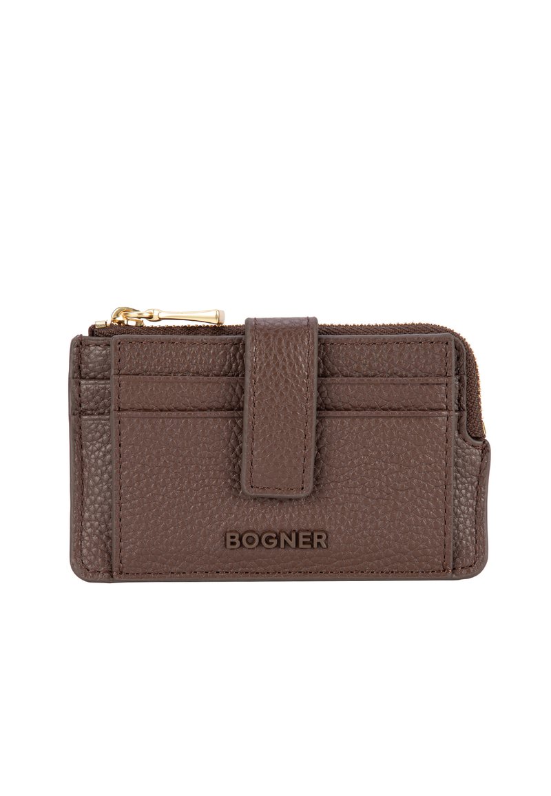 Hnědá kožená peněženka s texturovaným povrchem, vybavená přední klopou, několika přihrádkami na karty a kapsou na zip. Embosované logo značky.