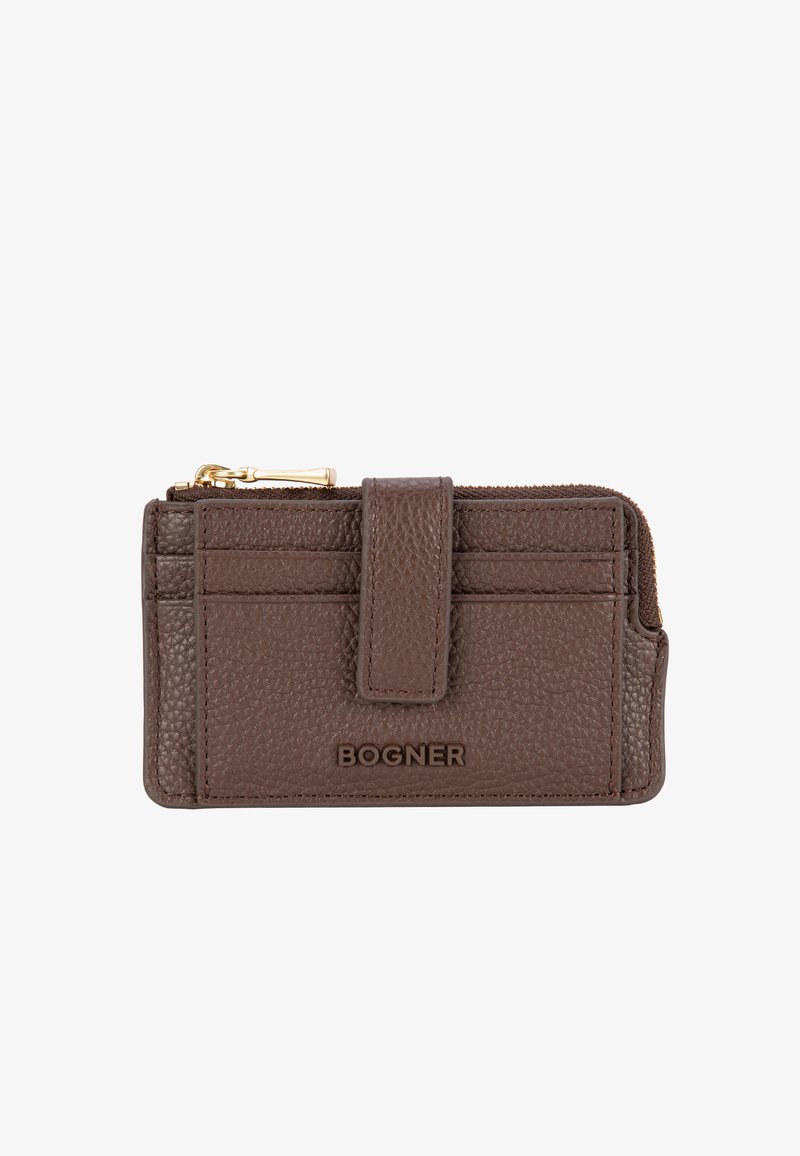 Hnědá kožená peněženka s texturovaným povrchem, vybavená přední klopou, několika přihrádkami na karty a kapsou na zip. Embosované logo značky.