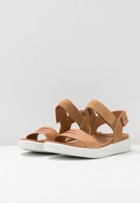 Sandali in pelle color cuoio con design a punta aperta, caratterizzati da più cinturini e una suola in gomma bianca. Cinturino alla caviglia regolabile per una vestibilità ottimale.