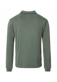Langärmliges Polohemd in einem gedämpften Grünton, mit strukturiertem Stoff, klassischem Kragen und kontrastierender Naht entlang des Kragens.