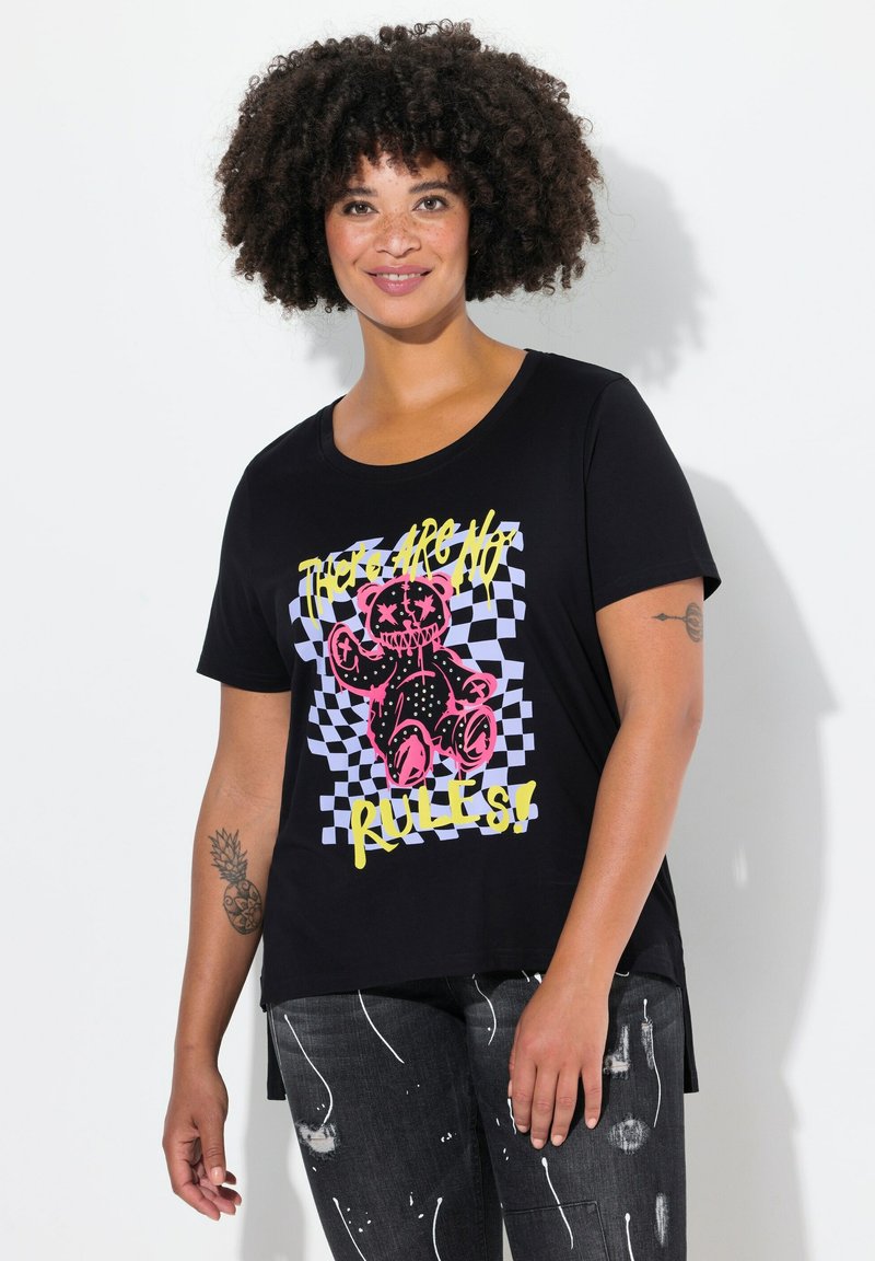 Sort kortærmet t-shirt med et grafisk billede af en bjørn i pink på en ternet baggrund, med teksten "DER ER INGEN REGLER!" i gul.