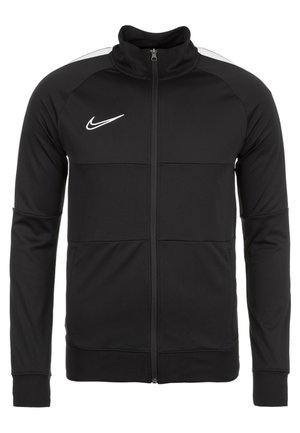 Schwarze Nike-Sportjacke mit Reißverschluss, hohem Kragen, langen Ärmeln und weißem Swoosh-Logo auf der linken Brust.