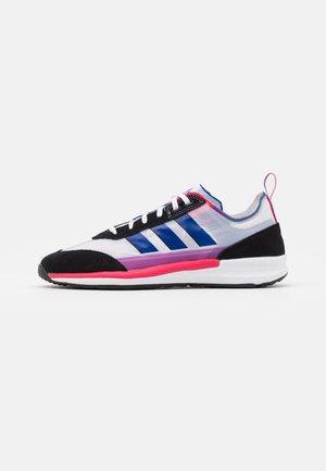 Buty sportowe o niskim profilu z czarnym czubkiem, niebieskimi pasami, białą cholewką, różowymi i fioletowymi akcentami, białą podeszwą oraz tylną pętlą.