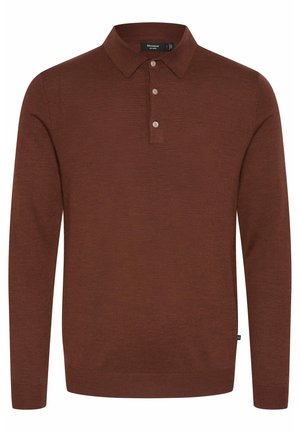 Pruun pika varrukaga polo särk, mis on valmistatud pehmest kangast, klassikalise kraega, kolme nupuga ja ribakuddidega.