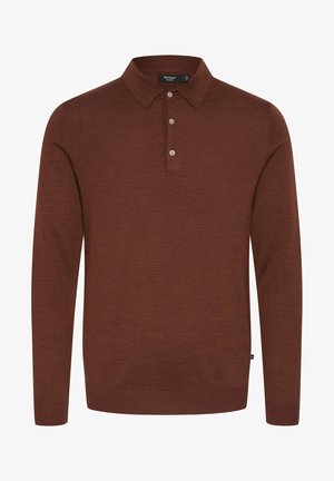 Pruun pika varrukaga polo särk, mis on valmistatud pehmest kangast, klassikalise kraega, kolme nupuga ja ribakuddidega.