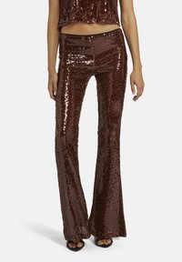 Uitlopende broeken van een glanzend, bordeauxrood sequinsmateriaal. Kenmerkende textuur met een gladde afwerking en subtiele glans. Ontworpen voor een getailleerde silhoeët.