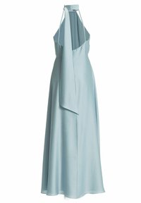 Robe en satin bleu clair à col halter avec un long lien drapé au niveau du décolleté et une jupe fluide longueur au sol.