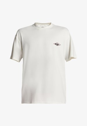 Biely tričko s krátkym rukávom vyrobené z hladkej tkaniny, s malým, farebným logom v tvare diamantu na hrudi. Voľný strih.