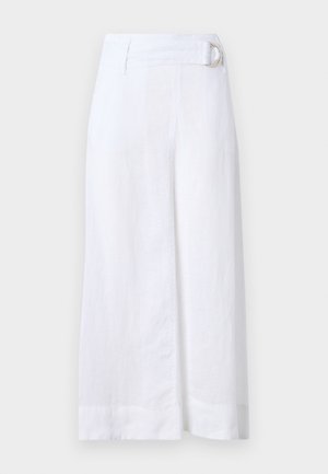 Weiße Leinen-Culottes mit weitem Bein, ausgestattet mit einem Gürtel mit einer runden Metallschnalle und flachen Vorderfalten.