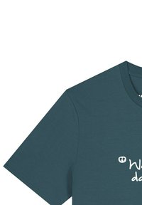 Donkerblauwe korte mouwen t-shirt met een ronde halslijn en witte tekstontwerp op de voorkant. Gemaakt van zachte, ademende stof.