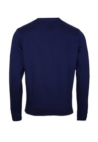 Sötétkék, hosszú ujjú pulóver hátulról látható, bordás szegéllyel és mandzsettákkal, sima, látható logók vagy minták nélkül.