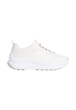 Witte Calvin Klein sneaker van gebreide stof met dikke zool, beige veters en trektabs op hiel en tong.