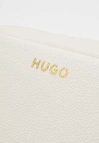 HUGO Skulderveske - open white