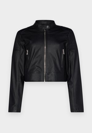 Crna skraćena kožna jakna s patentnim zatvaračem sprijeda, stojećim ovratnikom i dva bočna džepa s patentnim zatvaračem. Sadrži rebraste detalje na ramenima. Glatka textura.