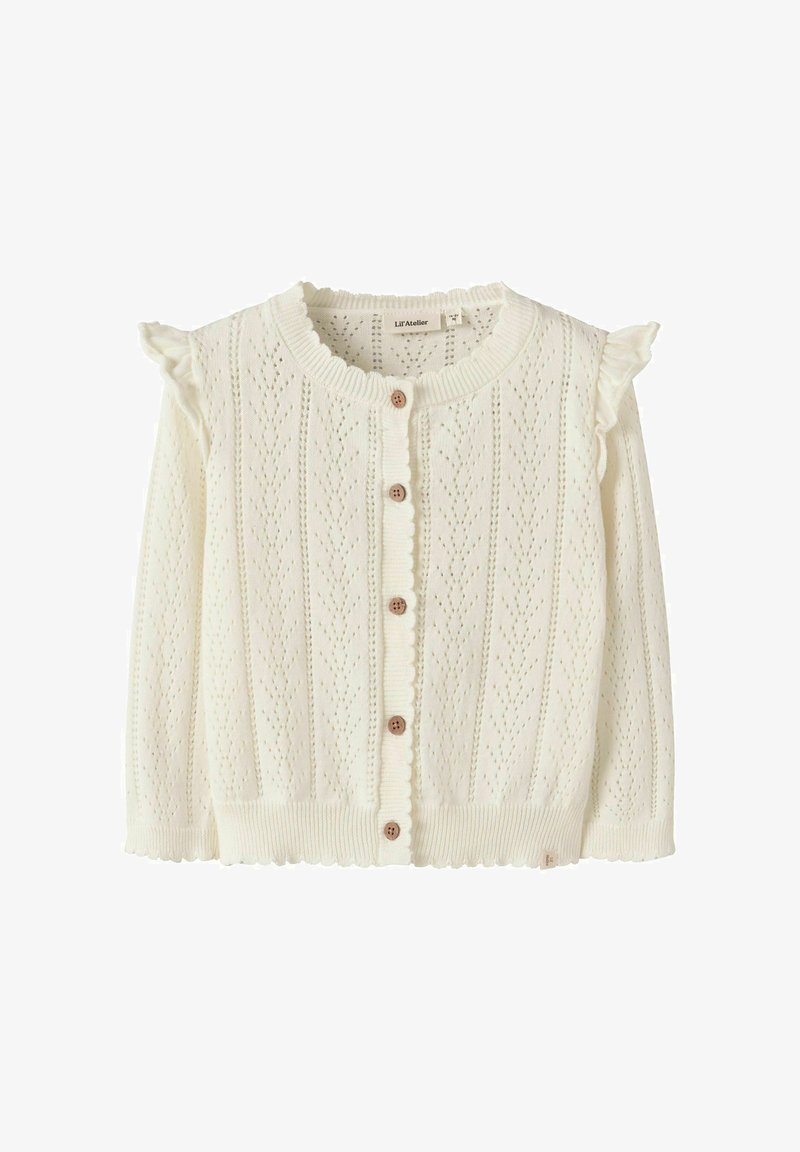 Cardigan bébé en maille crème avec motif œillet, boutons en bois devant, bords froncés au col et aux épaules, poignets et ourlet côtelés.