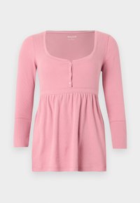 Ροζ μακρυμάνικη ριμπ μπλούζα με τετράγωνο λαιμόκοψη, τρία κουμπιά στο στήθος και λεπτομέρεια με σούρες στη μέση.