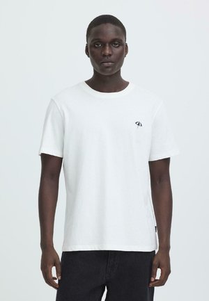 Weißes Baumwoll-T-Shirt mit Rundhalsausschnitt und kurzen Ärmeln, mit einem kleinen marineblauen Regenschirm-Logo auf der linken Brust.