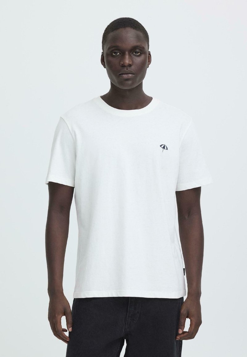 Witte katoenen t-shirt met een ronde halslijn en korte mouwen, met een klein marineblauw paraplu-logo op de linkerkant van de borst.