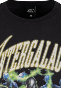 Svart bomulls t-skjorte med grafisk trykk av 'Intergalactic' i flerfarget blekk, med figurer og grønne detaljer, rund hals, størrelse L.
