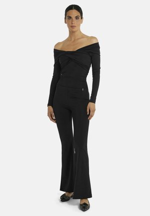 Nicowa, JUMPSUIT MIT BARDOT-DEKOLLETÉ – FIOLIWA - Jumpsuit - schwarz