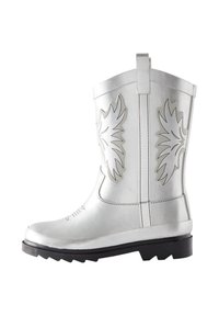 Silberner Gummistiefel mit glänzendem Finish, der geprägte flügelähnliche Designs an den Seiten und eine dicke schwarze Außensohle für besseren Halt aufweist.