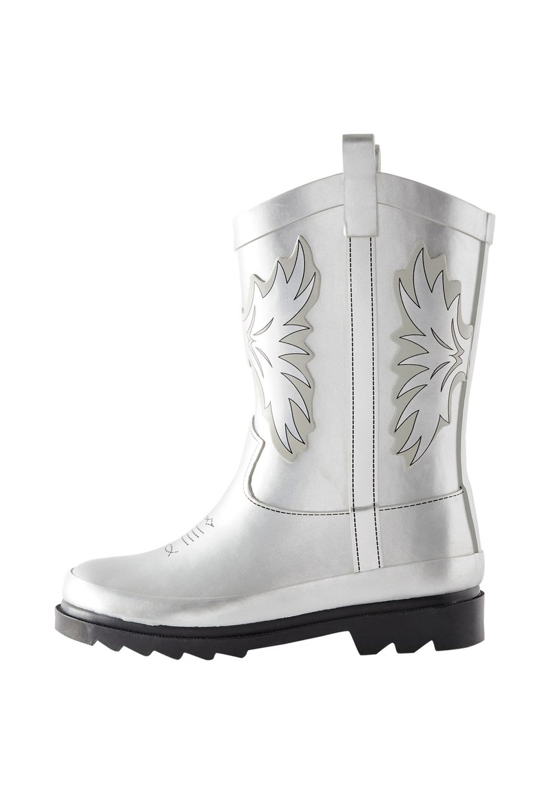 Silberner Gummistiefel mit glänzendem Finish, der geprägte flügelähnliche Designs an den Seiten und eine dicke schwarze Außensohle für besseren Halt aufweist.