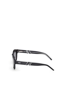 Gafas de sol negras con lentes grises, con acabado mate, lados rectos y acentos geométricos blancos en las varillas.