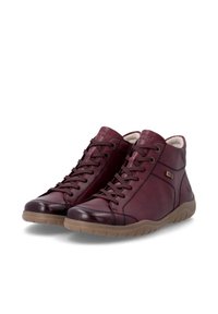 Paire de bottines en cuir bordeaux avec semelles et lacets en caoutchouc marron, conçues pour un usage décontracté.