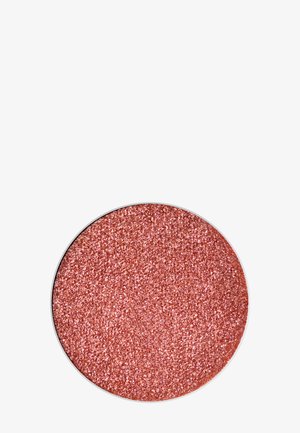 Skræmmende rosegold øjenskygge i en rund pande; fin glimmer tekstur med en metallisk finish; glat overflade, der reflekterer lys.