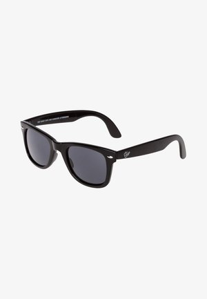 Gafas de sol de plástico negro con una montura cuadrada clásica, lentes oscuros y un logo en una de las varillas. Textura suave y sin adornos visibles.