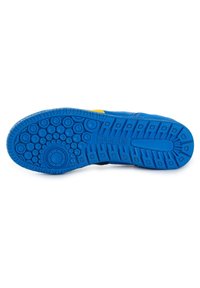 Blå gummiskosula med cirkulära och rektangulära greppmönster. Har texturerade detaljer och varumärkeslogga nära hälen.