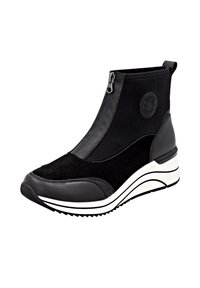 Botín negro con parte superior de ante y sintético, cierre de cremallera y suela de goma con rayas blancas y diseño curvado.