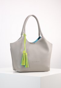 Szara skórzana torba tote z teksturowaną powierzchnią, zdobiona wielokolorowym chwostem w zielonych i niebieskich akcentach. Miękki, przestronny design.