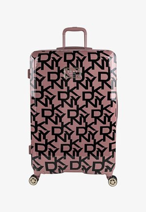 Maleta rígida rosa con patrón del logo negro de DKNY, cuatro ruedas y un mango extensible para rodar.