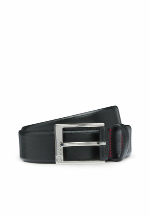 Ceinture en cuir noir avec une boucle carrée en argent, agrémentée de surpiqûres rouges le long du bord pour un détail supplémentaire.