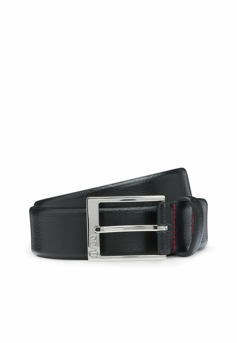 Zwarte leren riem met een zilveren vierkante gesp, verfraaid met rode stiksel langs de rand voor extra detail.