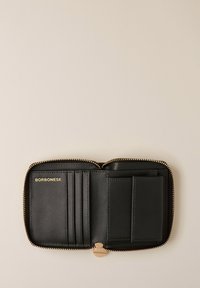 Portafoglio nero con zip che si apre, mostrando numerosi scomparti per carte, tasca per monete e il logo dorato "Borbonese" su sfondo beige.