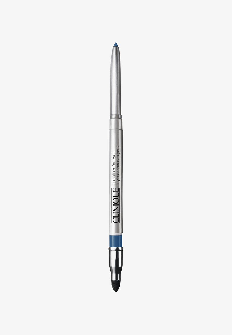 Clinique eyeliner penn med et sølvmetallisk kropp, blå tupp, og en svart smudgingsvamp på slutten for blending.
