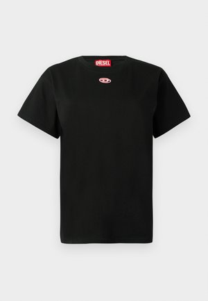 T-shirt Diesel preto de mangas curtas com um pequeno logótipo rosa no peito e um rótulo Diesel vermelho dentro do colarinho.