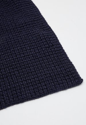 Donker marineblauwe gebreide stof met een fijne, geribde textuur weergegeven op een witte achtergrond.